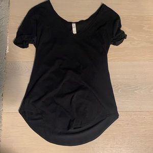 Black lululemon tee shirt